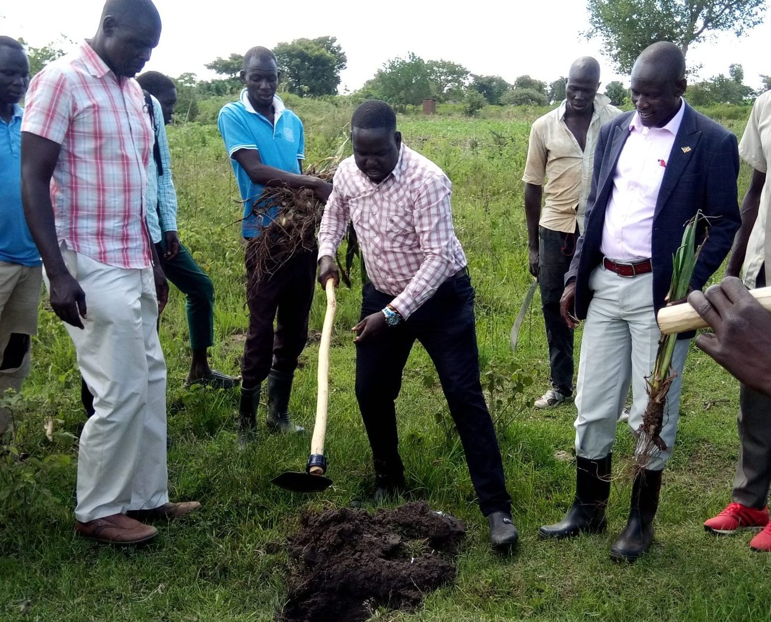 Deputy RDC Okwi V environmnet offficer LC3 Ojula Elvis WWF staff locals during demarkation of Wetlan