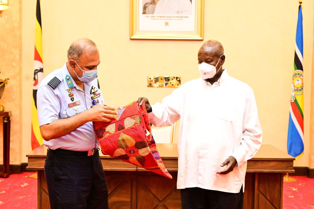 Group Captain from Bangaladesh National Defence College Hasani Mahmud presents gifts to President Mu